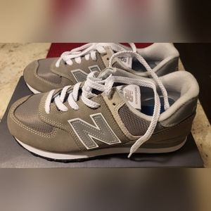 NIB New Balance Women’s 574 Casual Sneakers Shoes in Grey/White - Size 8
